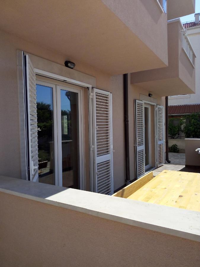 Apartments Zvonimir,Place By The Sea Mirce Exterior foto