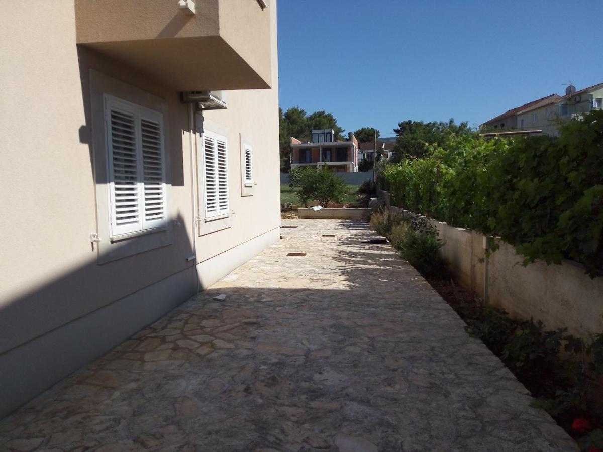 Apartments Zvonimir,Place By The Sea Mirce Exterior foto