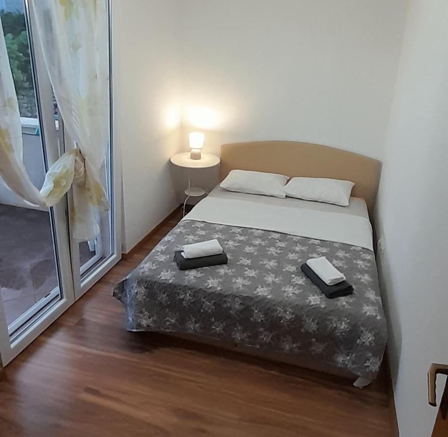 Apartments Zvonimir,Place By The Sea Mirce Exterior foto