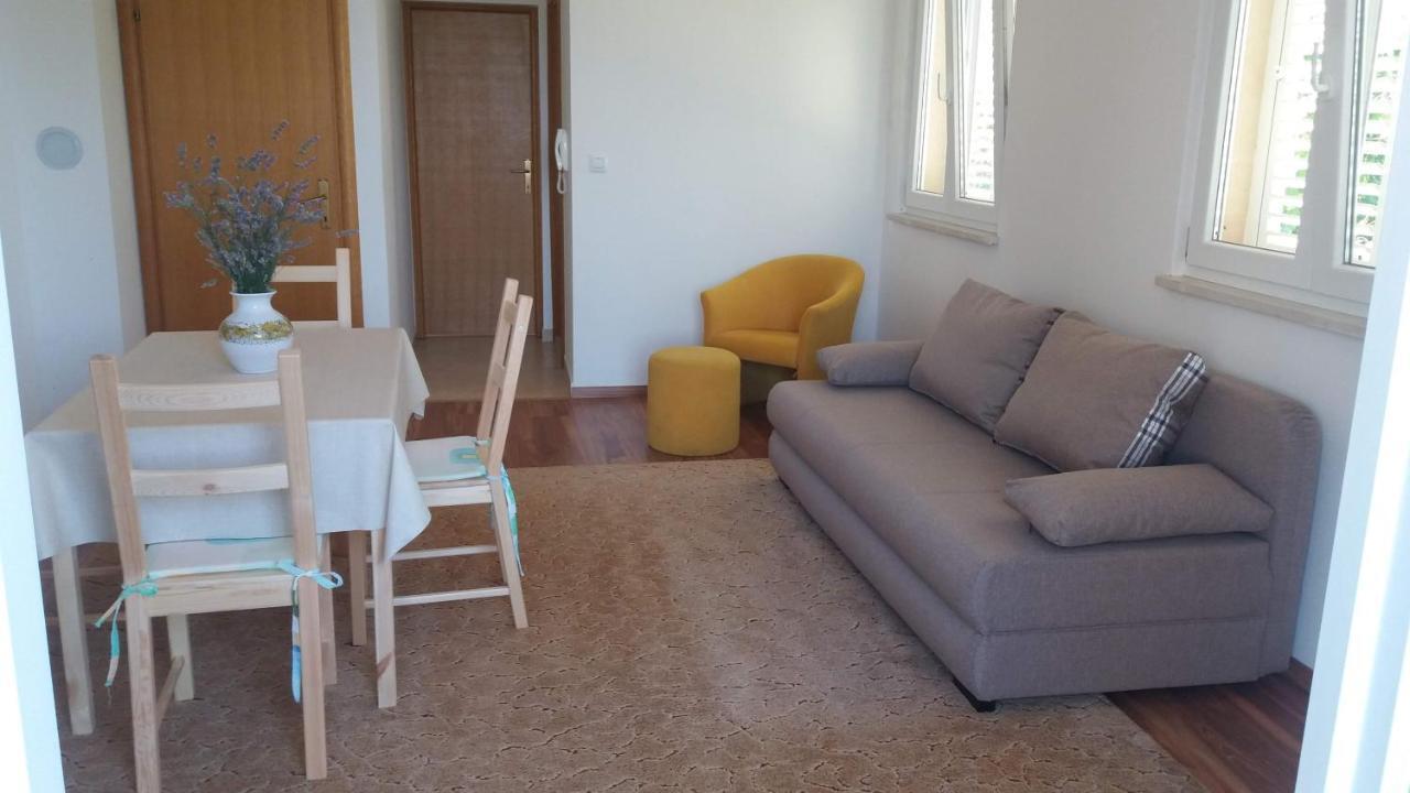 Apartments Zvonimir,Place By The Sea Mirce Exterior foto